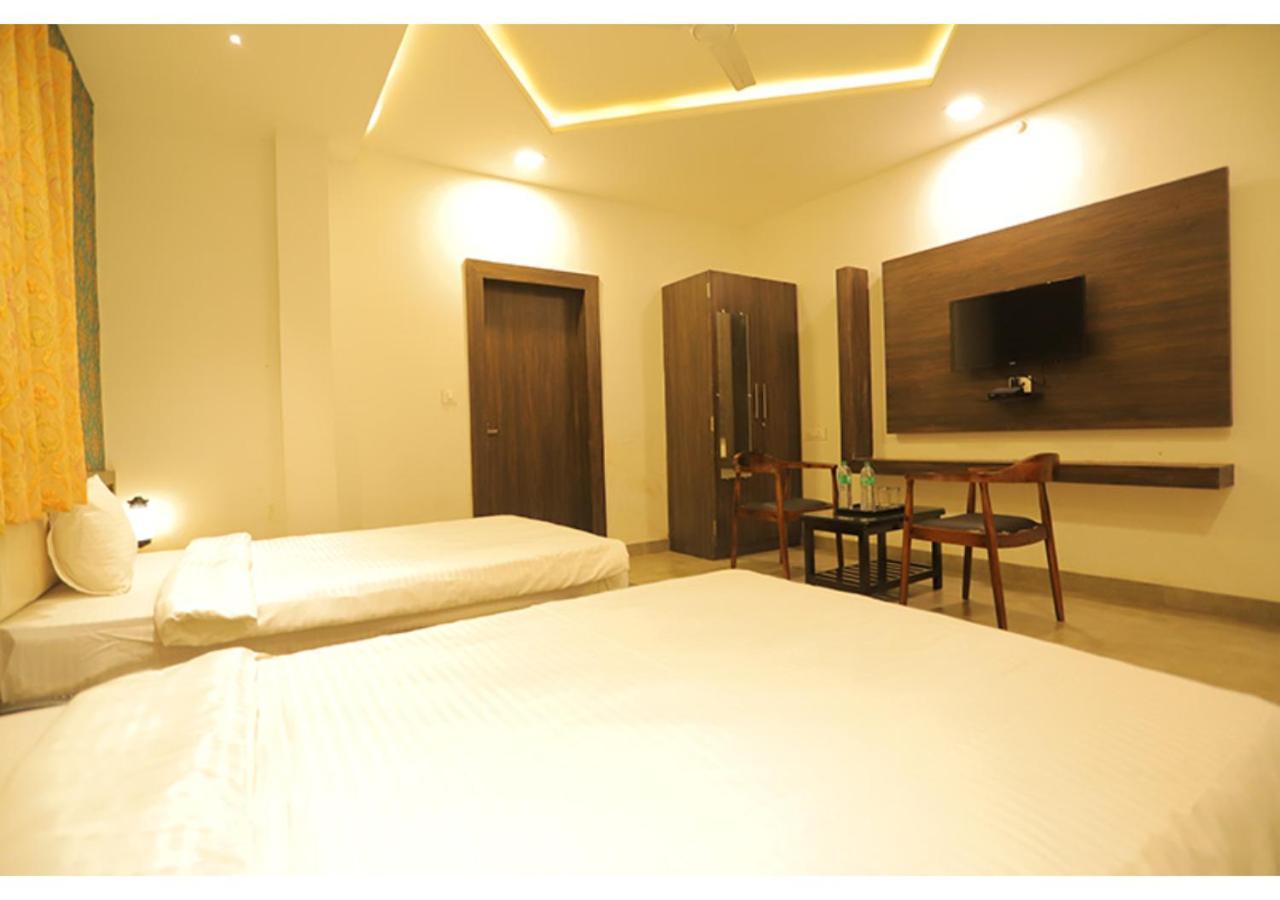Hotel Raha Udaipur Esterno foto